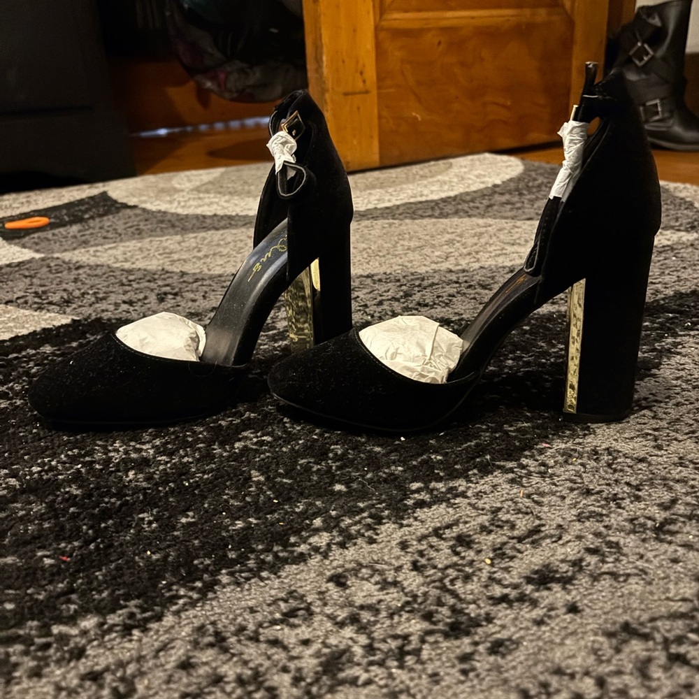 Brand new Lulu’s Black & gold accents
